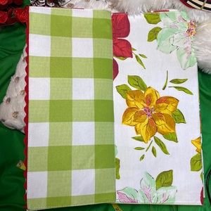 Pioneer Woman 🦋Reversible Poinsettia 🎄Table Runner, Brand New! 🎄